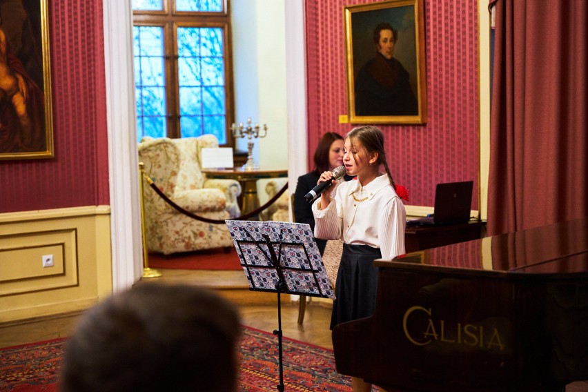 Emilia Gębala - koncert z Piosenką Patriotyczną "Czy wojna jest dla dziewczyn?" w zamku w Baranowie Sandomierskim [WIDEO]