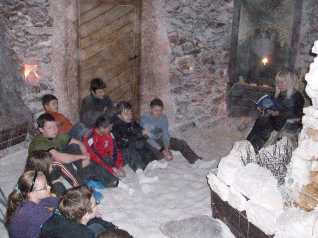 Codziennie w grocie solnej dyrektorzy i włodarze z Polkowic czytają dzieciom baśnie Janiny Zimirskiej.