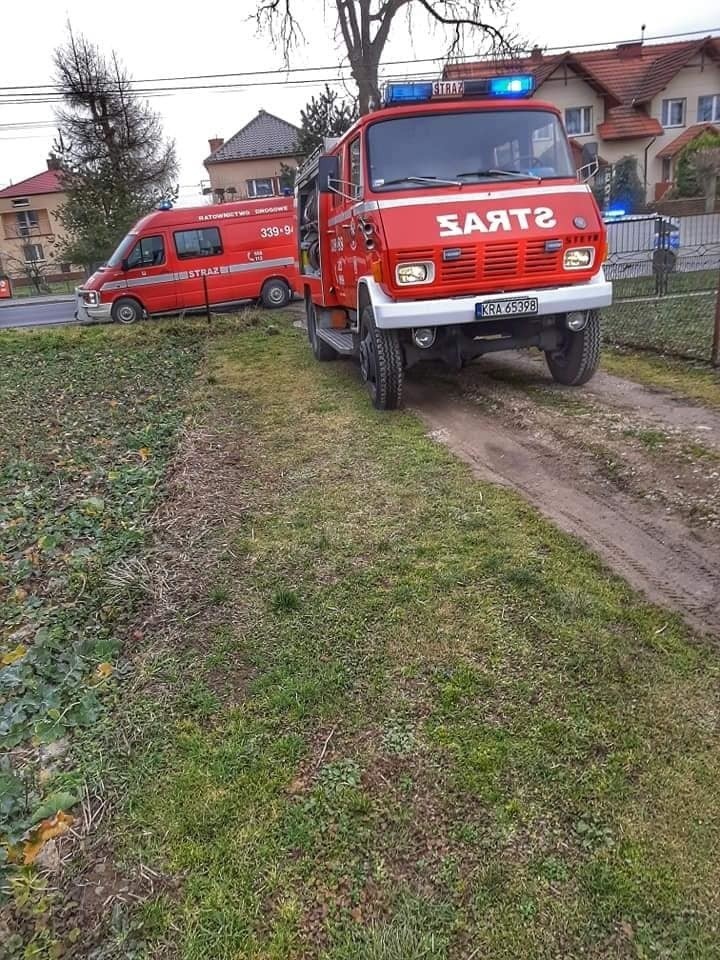 Zatrucie czadem w Pisarach. Poszkodowaną osobę ratowali strażacy i zespół pogotowia