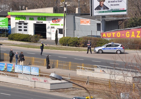 Policjanci kontrolują prędkość kierowców