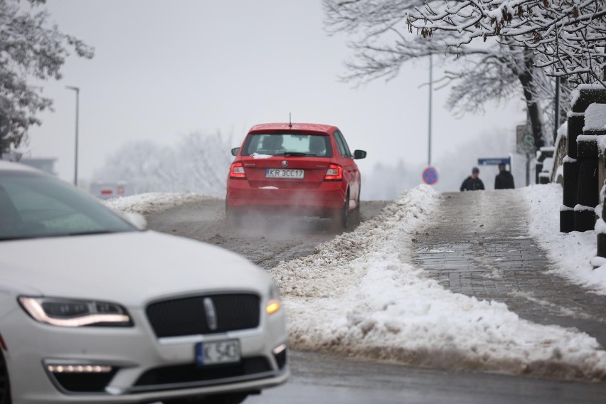 Uwaga kierowcy! Gęste mgły i marznące opady w całej Małopolsce