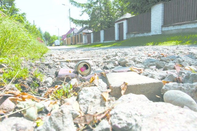 Ułańska, na odcinku łączącym ją z ulicą Kredytową, od lat czeka na remont. Mieszkańcy z niecierpliwością wypatrują drogowców.