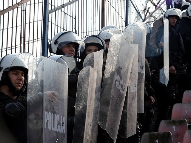 - Co jakiś czas nasze szeregi zasila grupa osób po szkole policyjnej. Takie szkolenie jest niezbędne, młodzi policjanci powinni zapoznać się dobrze ze stadionem - mówią dowódcy.