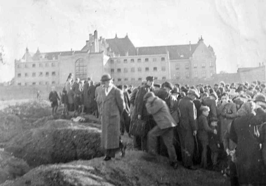 Ekshumacja zwłok ofiar "krwawej nocy" w październiku 1945 r.