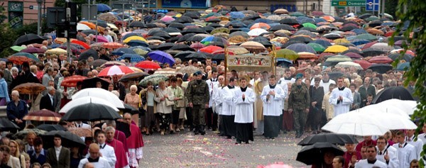 W dzisiejszej procesji ulicami Przemyśla przeszły tysiące wiernych.