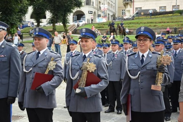 W tegorocznej edycji plebiscytu "Dzielnicowy bliżej nas" pierwsze miejsce zajął st. sierż. Mariusz Konieczny z Zespołu Prewencji w Stubnie, Komisariatu Policji w Medyce. Na drugim miejscu st. sierż. Krzysztof Zięba z Posterunku Policji w Zagórzu, na trzecim miejscust. sierż. Agnieszka Drozd z Komendy Powiatowej Policji w Brzozowie. Zobacz galerię zdjęć z Wojewódzkich Ochodów Święta Policji [KLIKNIJ]