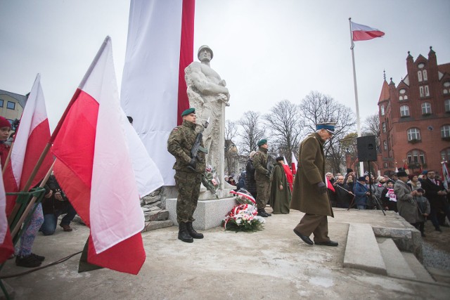 11 listopada 2018 roku przed słupskim ratuszem odbyły się oficjalne uroczystości upamiętniające 100-lecie odzyskania niepodległości przez Polskę. Zobacz fotogalerię.