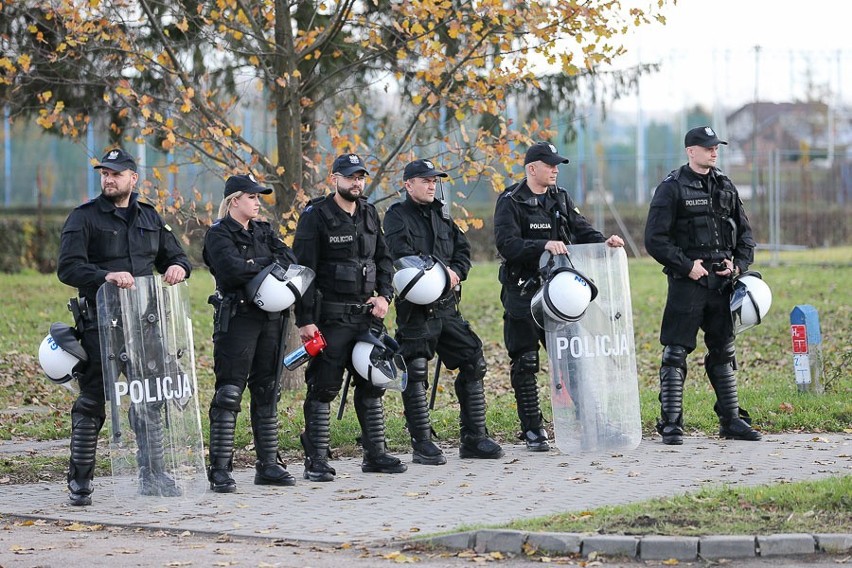 W wielkich derbach Tarnowa Unia lepsza od Tarnovii o trzy gole. Mecz zabezpieczały duże siły policji [ZDJĘCIA]