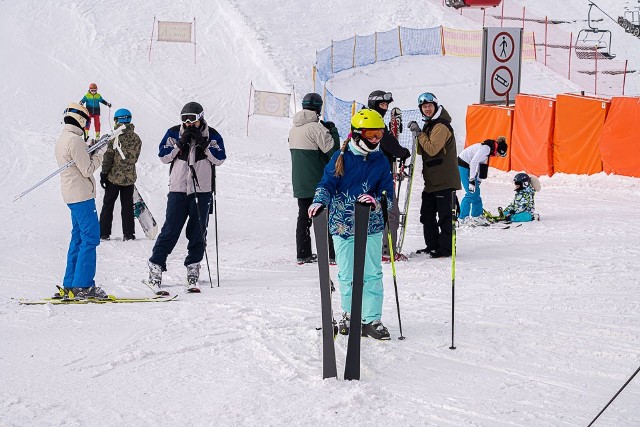 Narciarze wykorzystują uroki zimy w uzdrowisku. Krynica-Zdrój jest gotowa na turytów. Na Jaworzynie śniegu oraz fanów sportów zimowych nie brakuje.