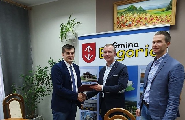 13 grudnia w Urzędzie Gminy Bogoria, wójt Marcin Adamczyk podpisał umowy na budowę drogi w Malkowicach oraz przebudowę ulicy Adama Mickiewicza w Bogorii.