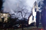 Tragiczny pożar domu w Nędzy. Zawalił się dach. W pogorzelisku znaleziono zwłoki 69-letniego mężczyzny 