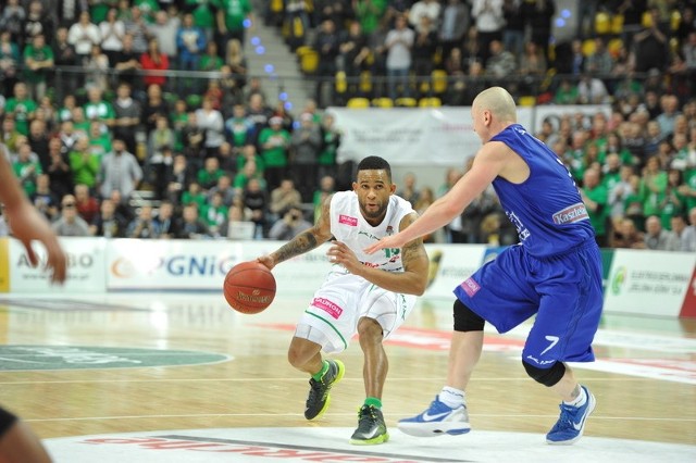 Walter Hodge i Krzysztof Szubarga podczas pojedynku w Zielonej Górze. Nasz rozgrywający okazał się lepszy i liczymy, że tak będzie również dziś