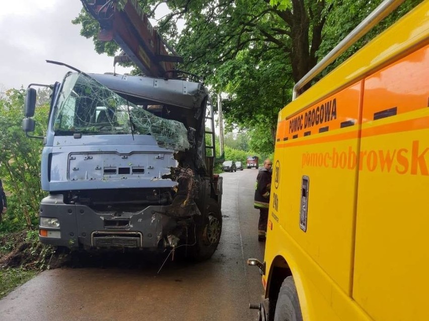 Wypadek na trasie Zwartowo - Żelazno 28.05.  Maska auta wgnieciona, kierowca zakleszczony