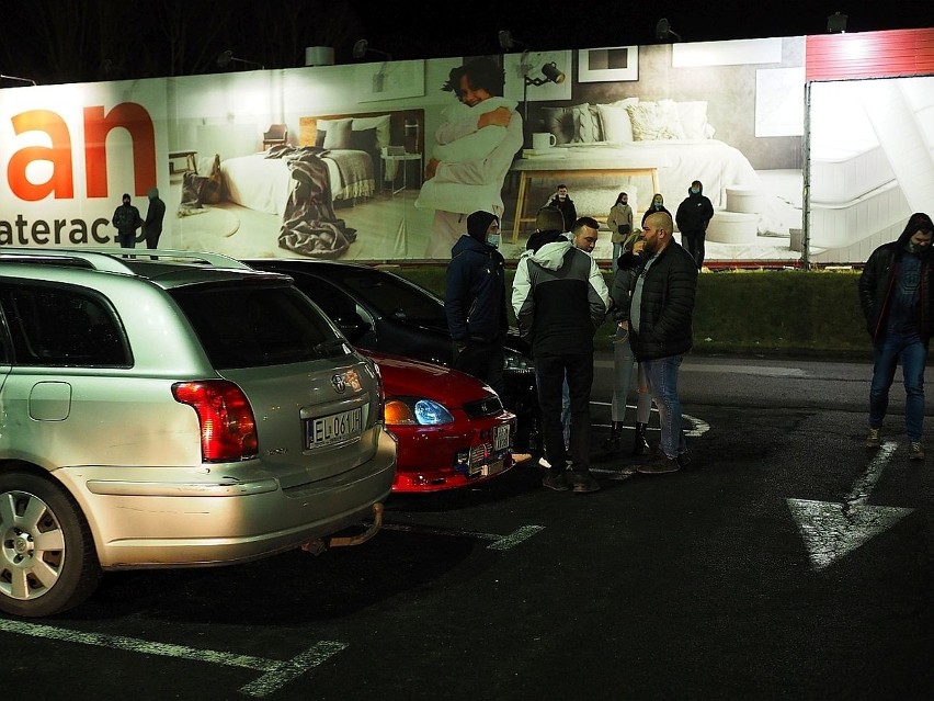 Nocny zlot miłośników samochodów na parkingu Tesco przy ul. Pojezierskiej ZDJĘCIA 