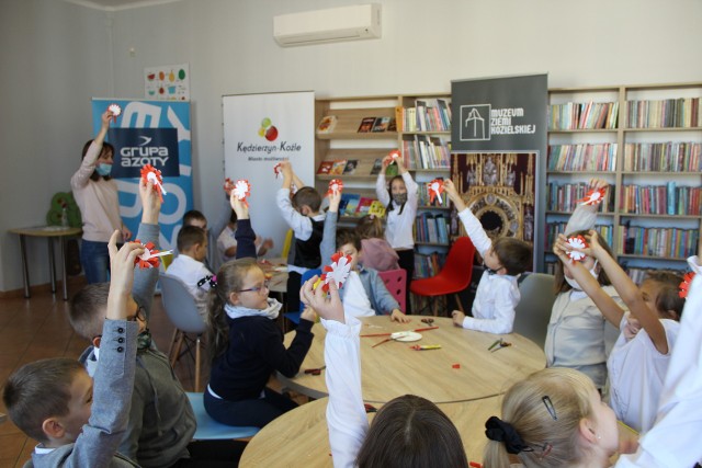 Dzieci z zainteresowaniem wysłuchały historycznych lekcji bibliotecznych