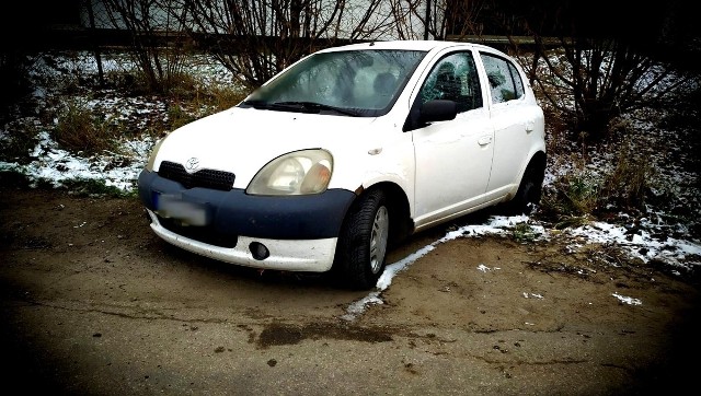 Podejrzany odpowie również za jazdę bez uprawnień, bo - jak się okazało - nigdy nie posiadał prawa jazdy. Auto porzucił w rowie w gminie Juchnowiec