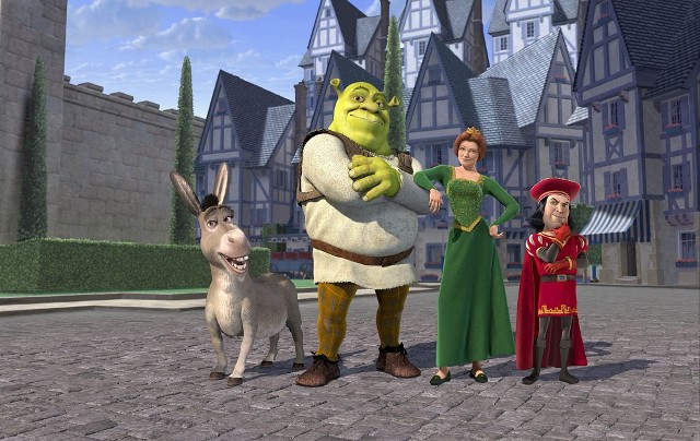 "Shrek"Dawno temu, na odludnym bagnie, żył samotnie wstrętny ogr. Miał na imię Shrek. Pewnego dnia jego spokojny dom nawiedziły wszystkie postaci z bajek, które wygnał z ich dotychczasowych kryjówek podły i chciwy lord Farquaad, właściciel zamku Duloc. Shrek, który pragnął odzyskać swoją samotnię zmuszony sytuacją zawarł układ z Farquaadem. Zgodził się uwolnić piękną księżniczkę Fionę i sprowadzić ją do Duloc, w zamian za przysługę - Farquaad zwróci Shrekowi jego bagno. Ogr wyruszył więc na wyprawę w towarzystwie gadającego Osła, który zapałał do Shreka wielką sympatią i gotów był dla niego na każde poświęcenie, z wyjątkiem jednego - na pewno nie będzie milczał.  Emisja: TVN, godz. 20:00