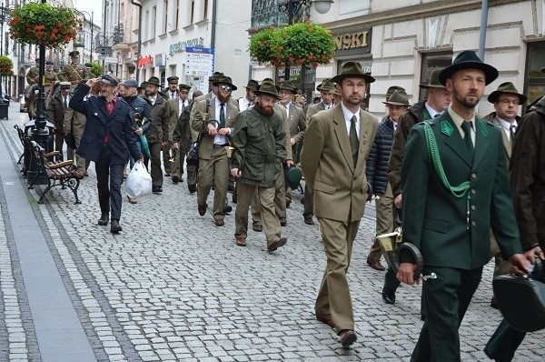 Sądecki rynek opanowali myśliwi z całej Polski [WIDEO]