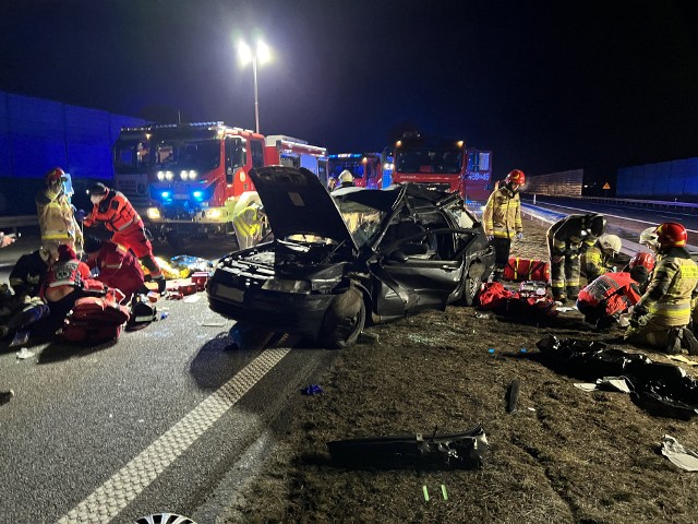 29-letnia Ukrainka oraz jej dwoje małych dzieci (półroczny chłopiec i dwuletni chłopiec) zginęli wypadku, do którego doszło w nocy na autostradzie A2 pod Łowiczem. Samochód osobowy, którym podróżowali, zderzył się z tirem. Jeszcze nie wiadomo, dlaczego potężny MAN uderzył w tył fiata stilo.Czytaj więcej, zobacz ZDJĘCIA- kliknij dalej