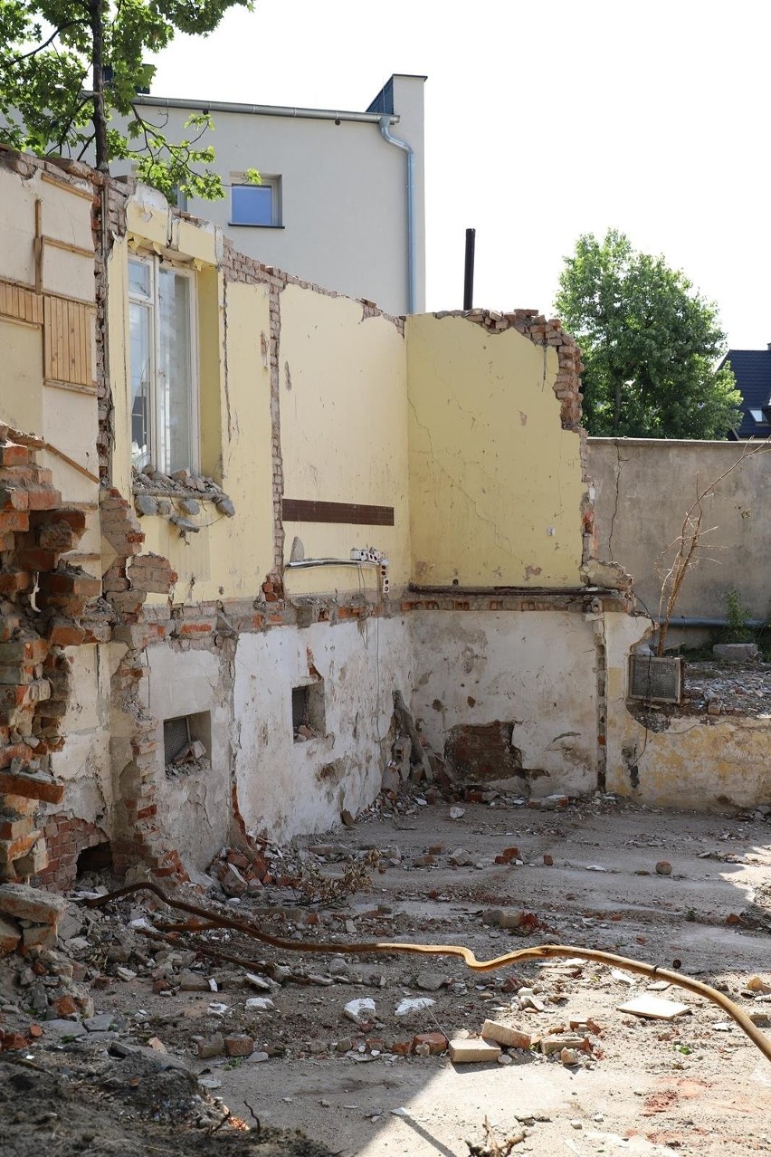 Wyburzanie budynków po komendzie policji w Ostrołęce. Nowe zdjęcia. 14.07.2022