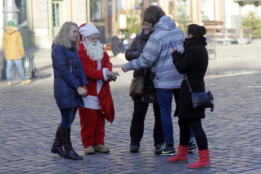 Święty Mikołaj na wrocławskim rynku sprzedaje obrazki