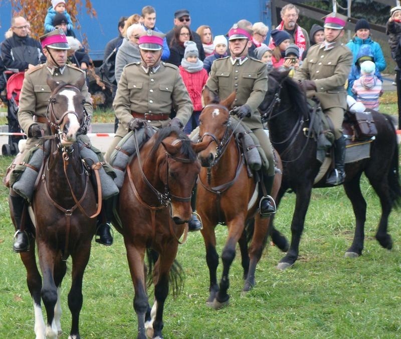 Ułani ze Szwadronu Kawalerii Ochotniczej im. Pileckiego na bulwarach w Oświęcimiu