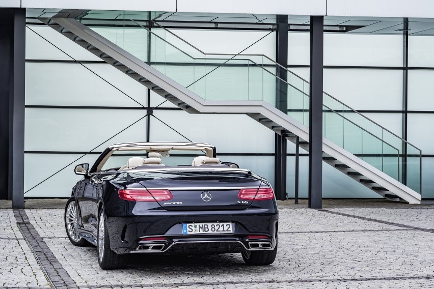 Sercem S65 AMG Cabrio użyto 6 l jednostka V12 z podwójnym...