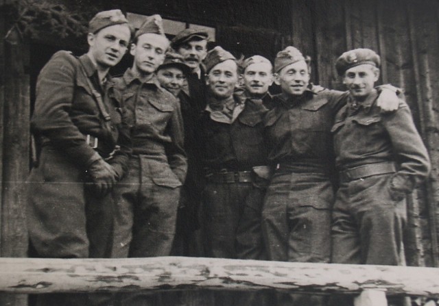 Ppor. cc Feliks Perekładowski „Przyjaciel” (pierwszy z lewej) w otoczeniu zrzuconych do Polski cichociemnych i żołnierzy