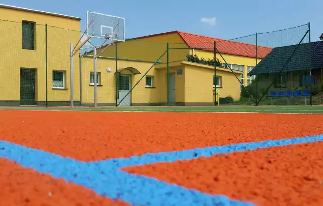Tak prezentuje się nowe boisko. Można na nim grać m.in. w siatkówkę, koszykówkę, piłkę ręczną, a nawet w tenisa.