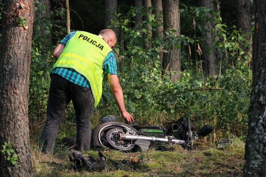 Motocykl roztrzaskał się na drzewie. Kierowca zginął na...