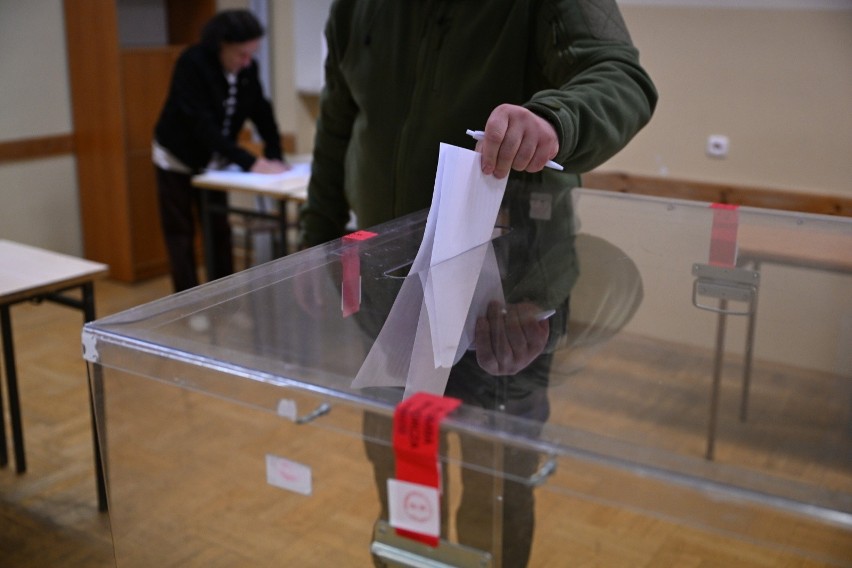 Rozpoczęło się głosowanie w wyborach parlamentarnych oraz w...