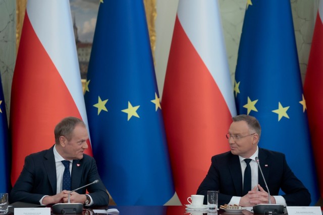 Przedstawiciele dwóch ośrodków władzy, a przy tym dwóch stron toczącego się dziś sporu politycznego w Polsce. Premier Donald Tusk i prezydent Andrzej Duda podczas niedawnego spotkania Rady Gabinetowej