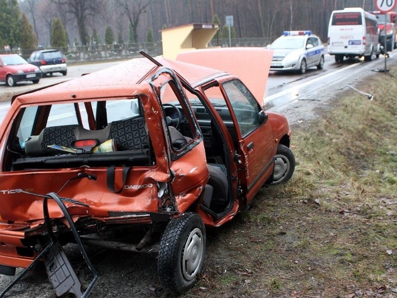 W zderzeniu z mercedesem daewoo tico zostało mocno...