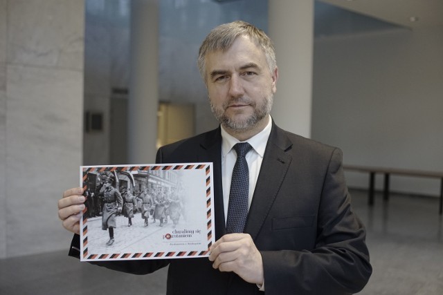 Marszałek Marek Woźniak swoją pocztówkę wyśle do młodych ludzi.
