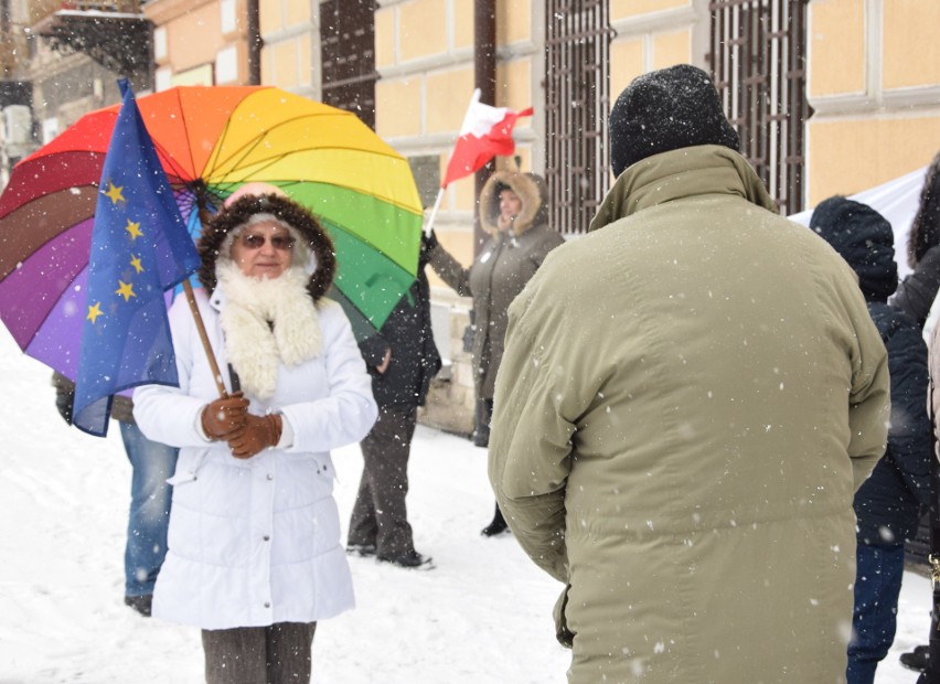 Fatalna pogoda nie przestraszyła protestujących przed sądem...