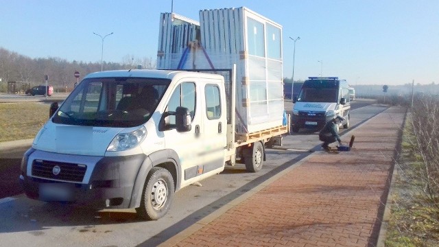 Bus na obwodnicy Gniezna ważył 6 ton.