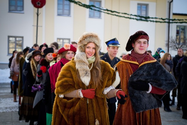 21 stycznia już szósty raz w historii Białegostoku przedstawiciele maturzystów z całego Białegostoku wraz z prezydentem Białegostoku uroczyście zatańczyli poloneza na Rynku Kościuszki.