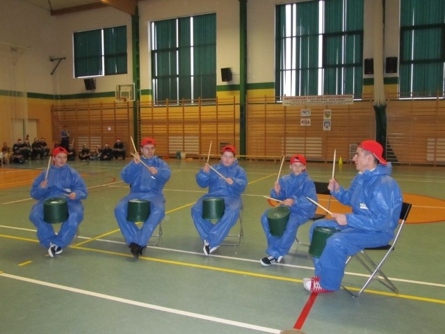 Grupa uczniów Zespołu Szkół Specjalnych w Grójcu udowodniła, że można dać wspaniały koncert grając na wiadrach malarskich.