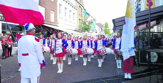 Na zakończenie pobytu w Holandii Radomska Młodzieżowa Orkiestra Dęta Grandioso przemaszerowała z muzyką ulicami centrum Kerkrade i zagrala krótki koncert plenerowy.