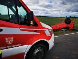 Poważny wypadek samochodu pod Głogowem. Pojazd dachował, lądował śmigłowiec LPR