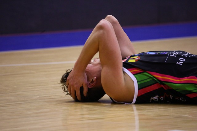 To zdjęcie koszykarza Księżaka Łowicz najlepiej ilustruje sytuację zasłużonej drużyny. Czy łowiczanie uratują się przed spadkiem z pierwszej ligi?