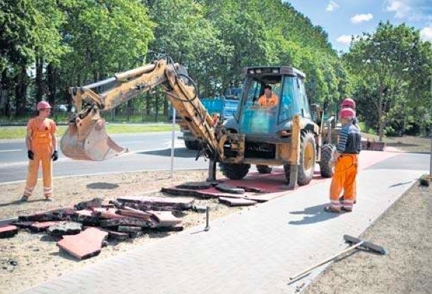 Ścieżkę rowerową przy ul. Westerplatte w ramach gwarancji poprawia podwykonawca pracujący przy budowie stacji paliw.