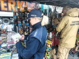 Policjanci z Łodzi i regionu kontrolują punkty sprzedaży fajerwerków. Co sprawdzają funkcjonariusze?