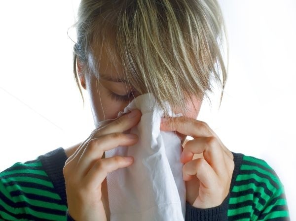 Do zakażenia wirusem grypy dochodzi drogą kropelkową, zwykle poprzez kaszel lub kichanie zakażonej osoby, a czasem także przez kontakt bezpośredni z osobą zakażoną lub ze skażoną powierzchnią.