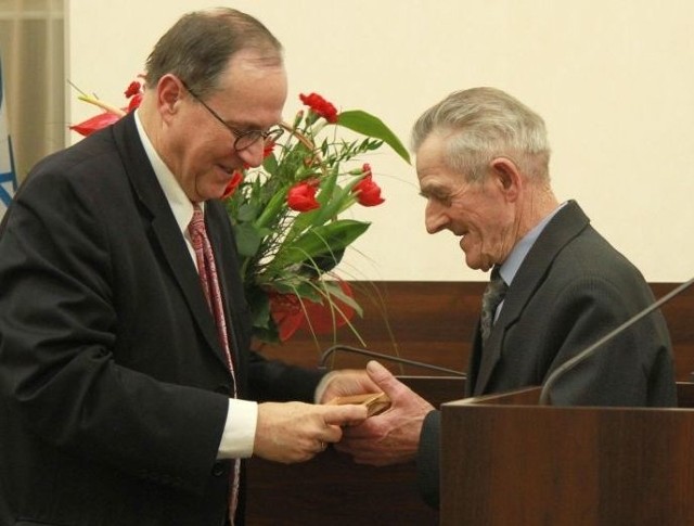 Marian Bania odbiera medal z rąk ambasadora Izraela w Polsce Zvi Rav-Nera.