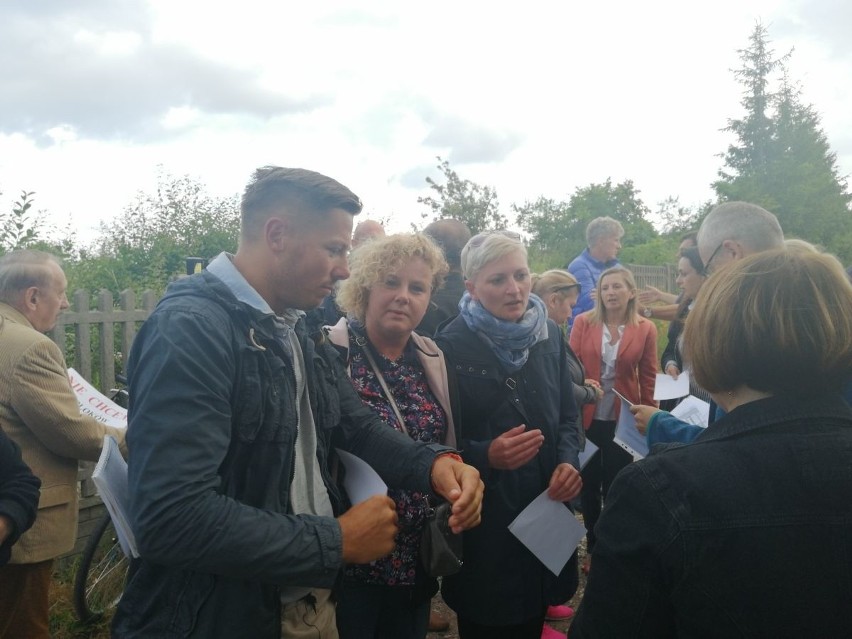 Protest w sprawie nowej inwestycji mieszkaniowej w Kielcach. Mieszkańcy ulicy Dobrzyńskiej nie chcą bloków w sąsiedztwie [ZDJĘCIA]