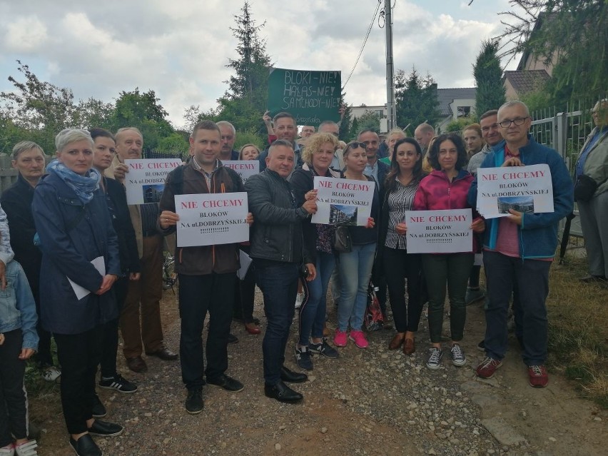 Protest w sprawie nowej inwestycji mieszkaniowej w Kielcach. Mieszkańcy ulicy Dobrzyńskiej nie chcą bloków w sąsiedztwie [ZDJĘCIA]