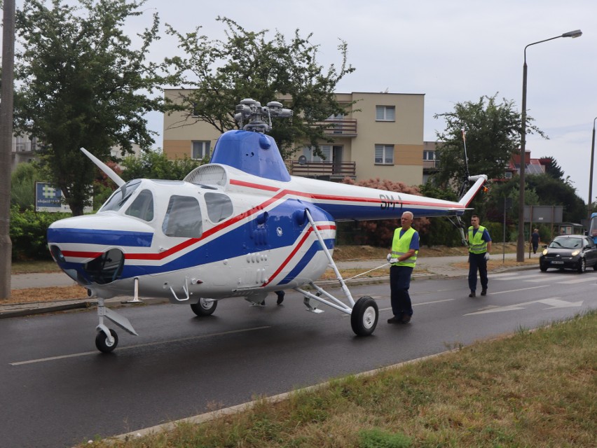 Słynny świdnicki helikopter w poniedziałek wrócił na rondo przy al. Lotników Polskich. Zobacz zdjęcia 