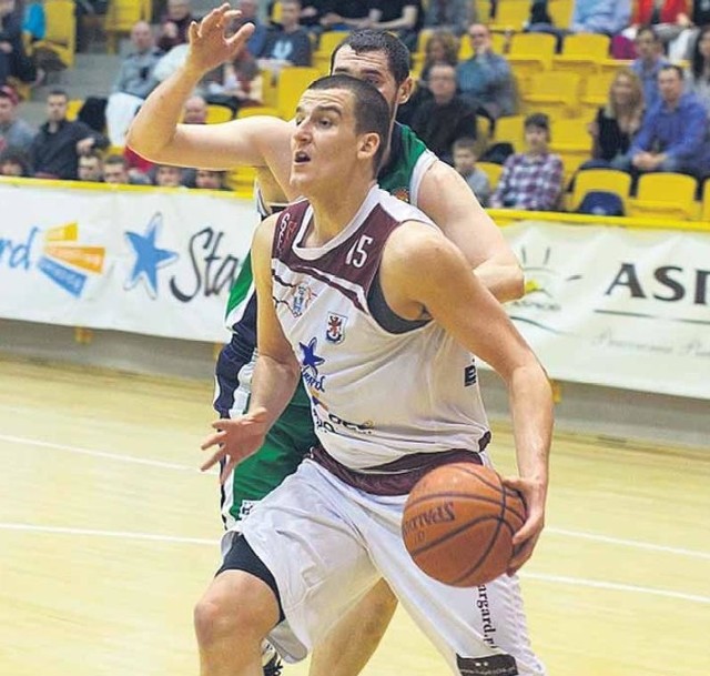 Czołowy zawodnik Spójni, Hubert Pabian (z piłką) w nowym sezonie zagra w AZS Kutno.