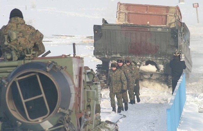 Wojsko wyciąga z lodu wojskowy transporter